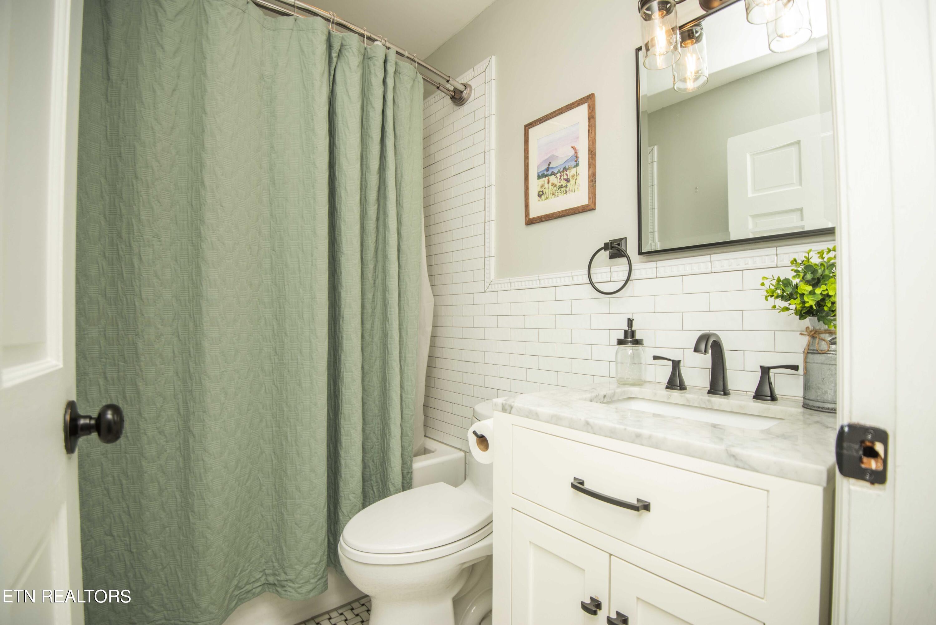 322 Ridgewood Drive Clinton, TN 37716 - Photo 22 of 58 third bath_1