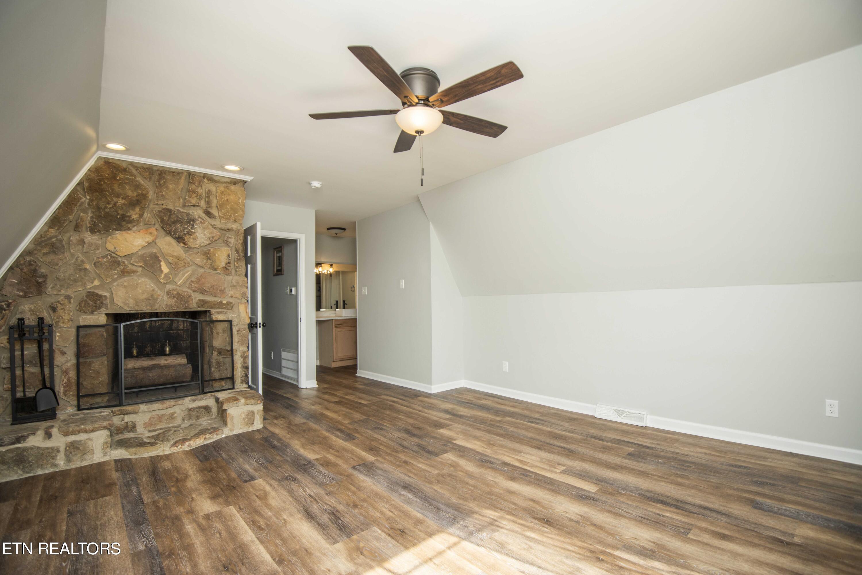 322 Ridgewood Drive Clinton, TN 37716 - Photo 30 of 58 master bed 2_1