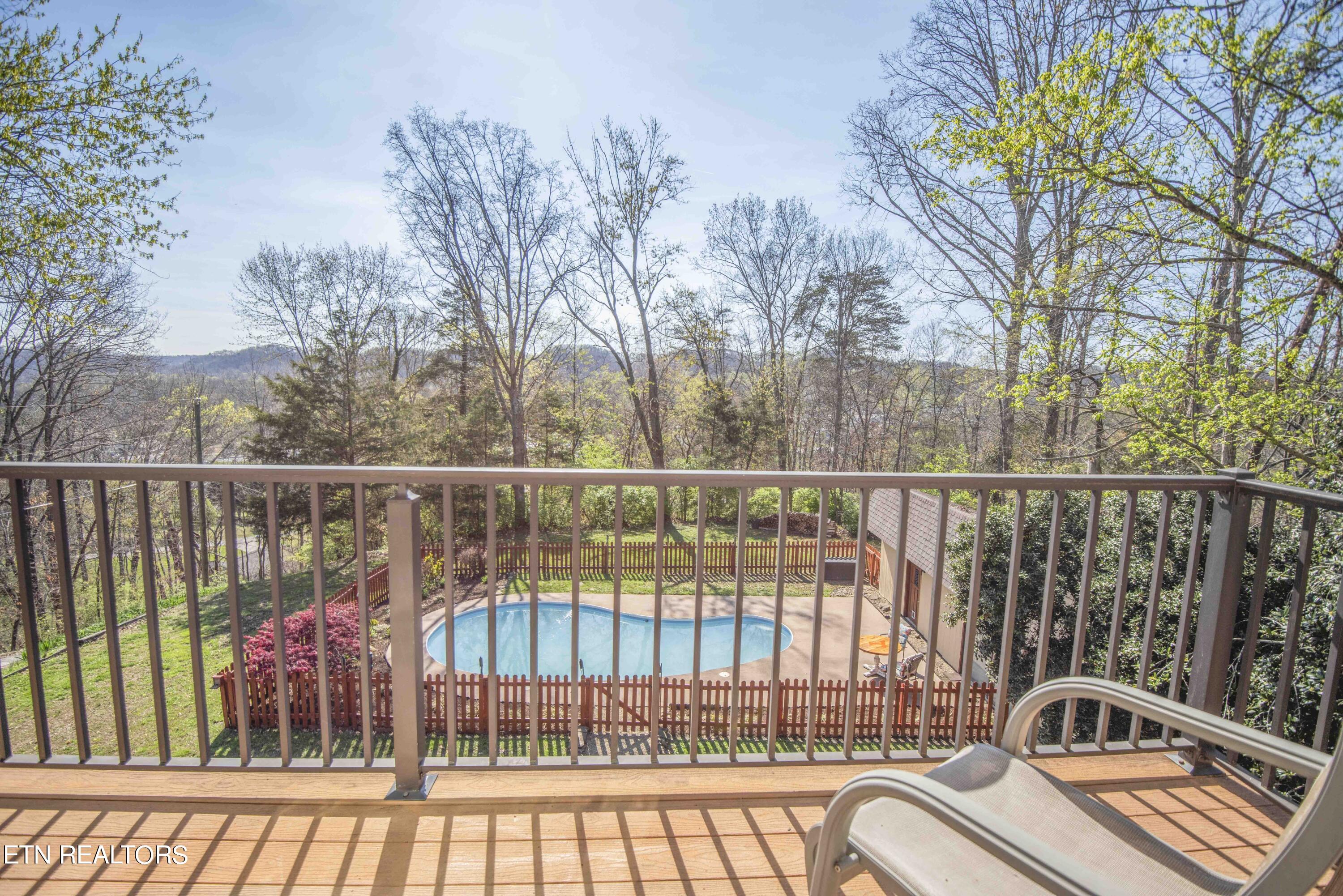 322 Ridgewood Drive Clinton, TN 37716 - Photo 33 of 58 Master Deck