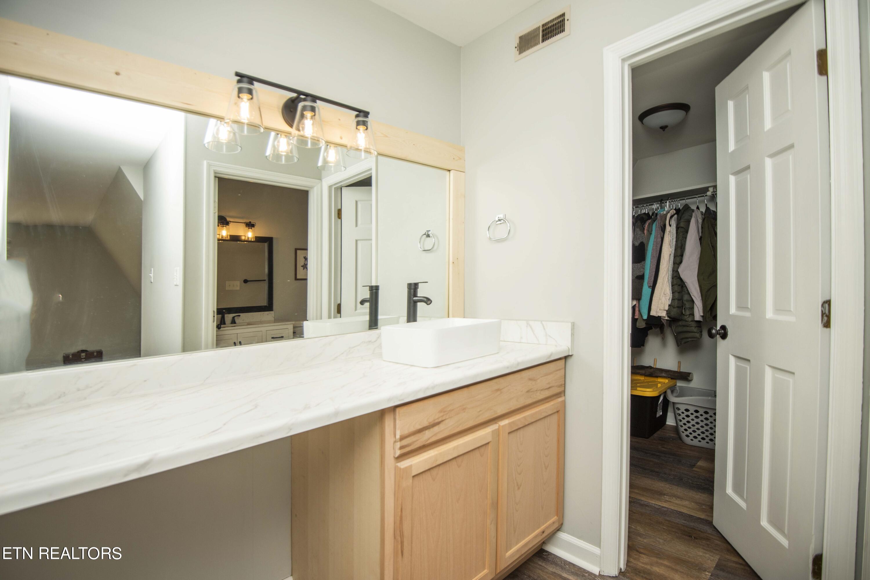 322 Ridgewood Drive Clinton, TN 37716 - Photo 34 of 58 master bath_1