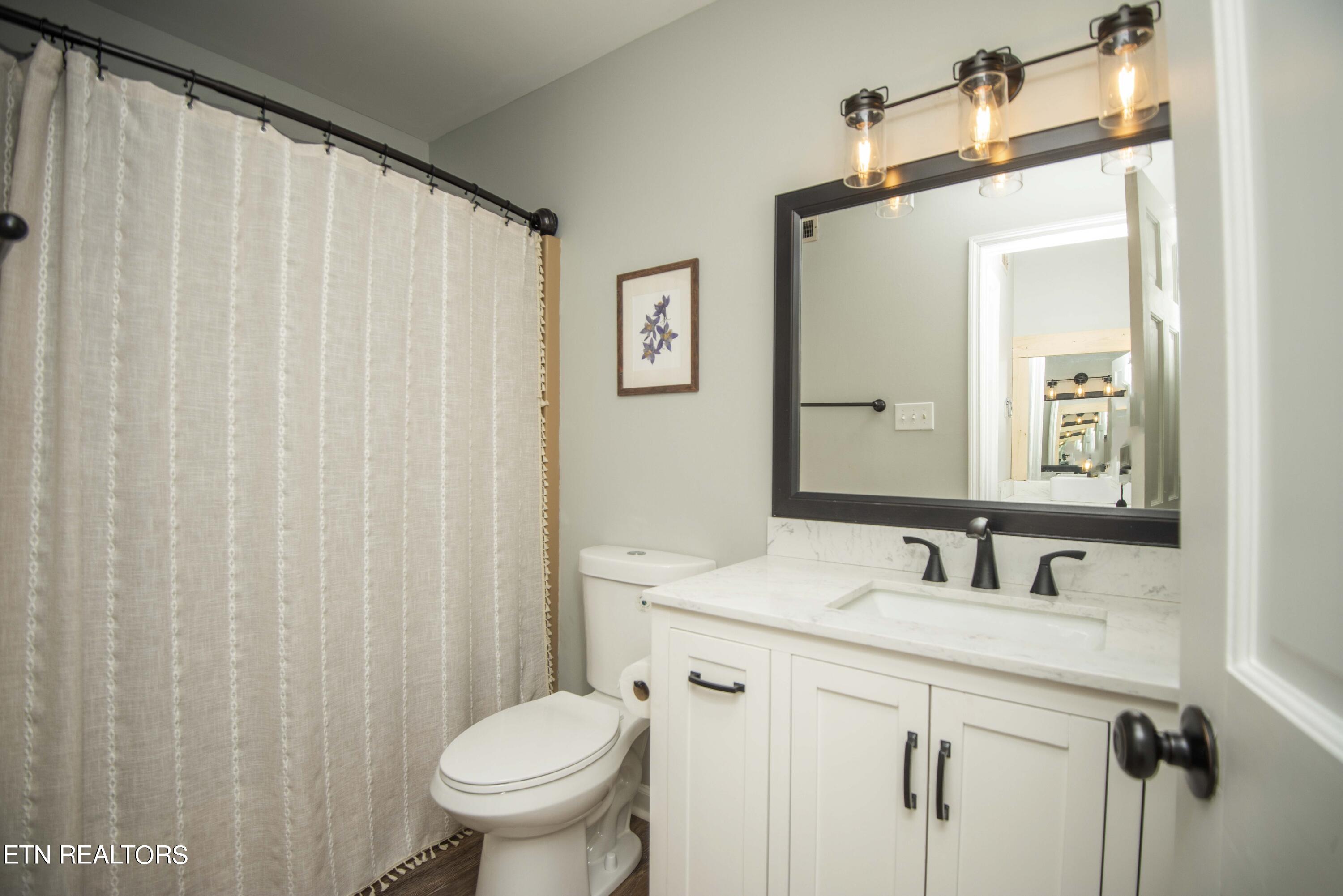 322 Ridgewood Drive Clinton, TN 37716 - Photo 35 of 58 master bath 1_1