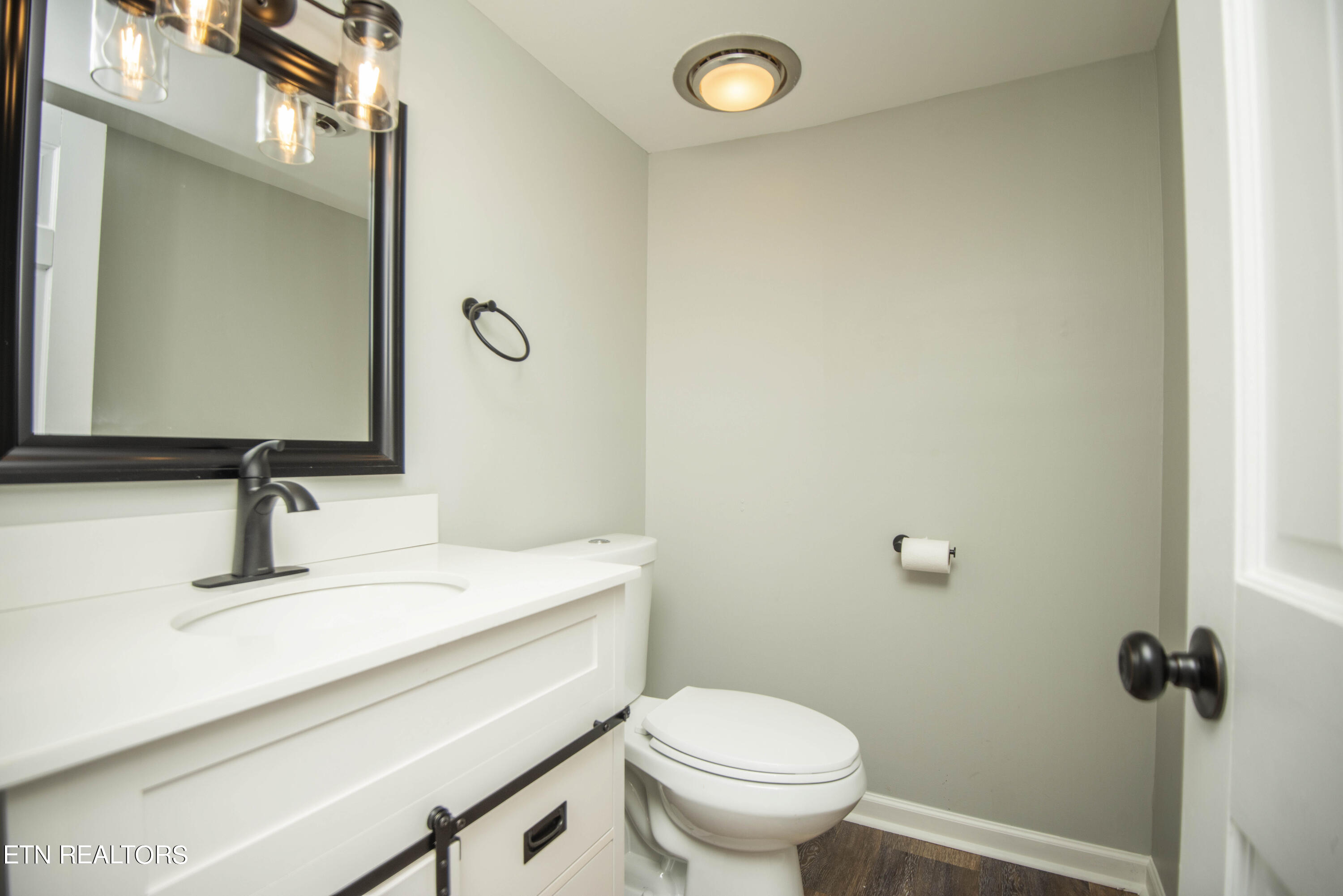322 Ridgewood Drive Clinton, TN 37716 - Photo 40 of 58 second bath_1