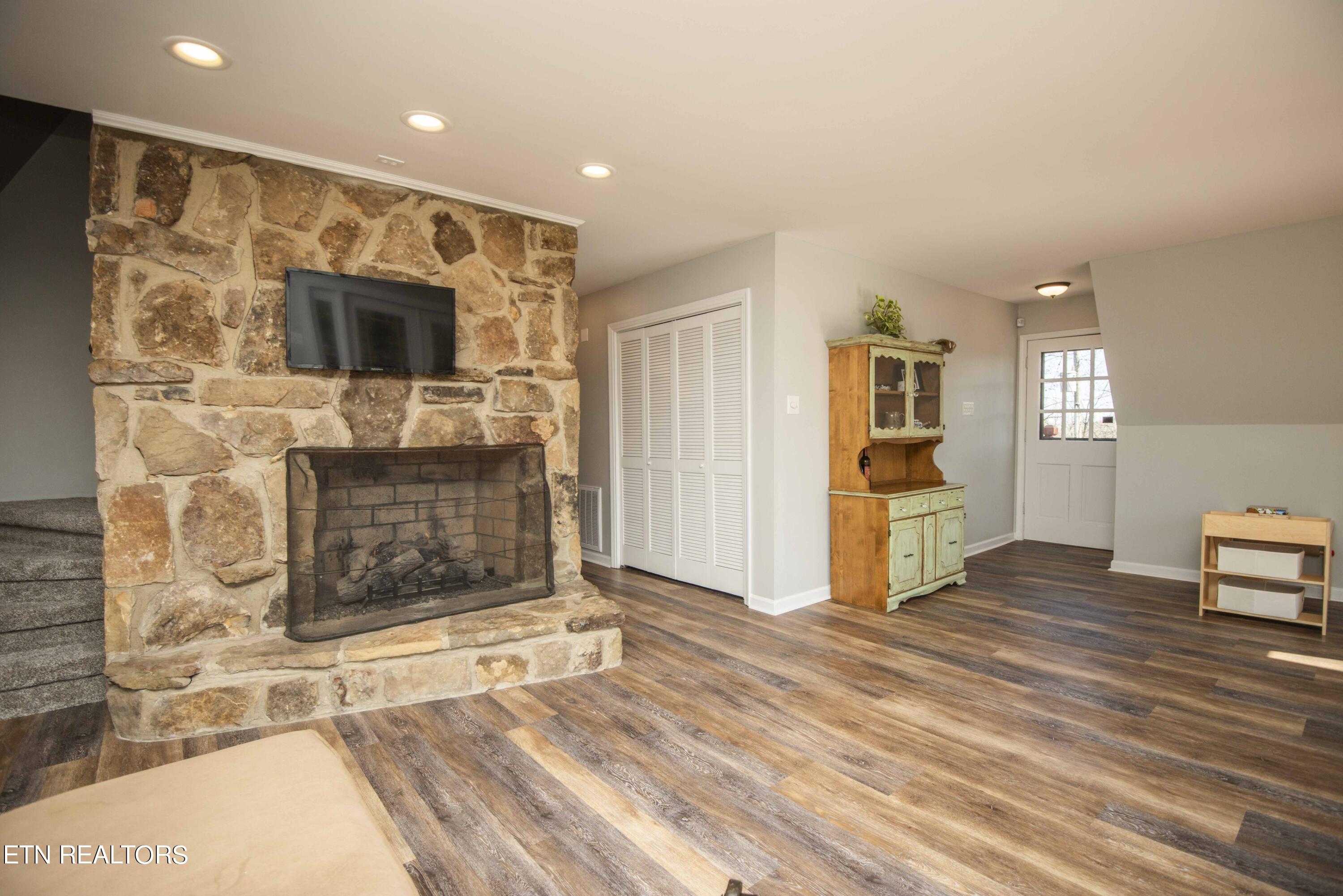 322 Ridgewood Drive Clinton, TN 37716 - Photo 9 of 58 living 4_1