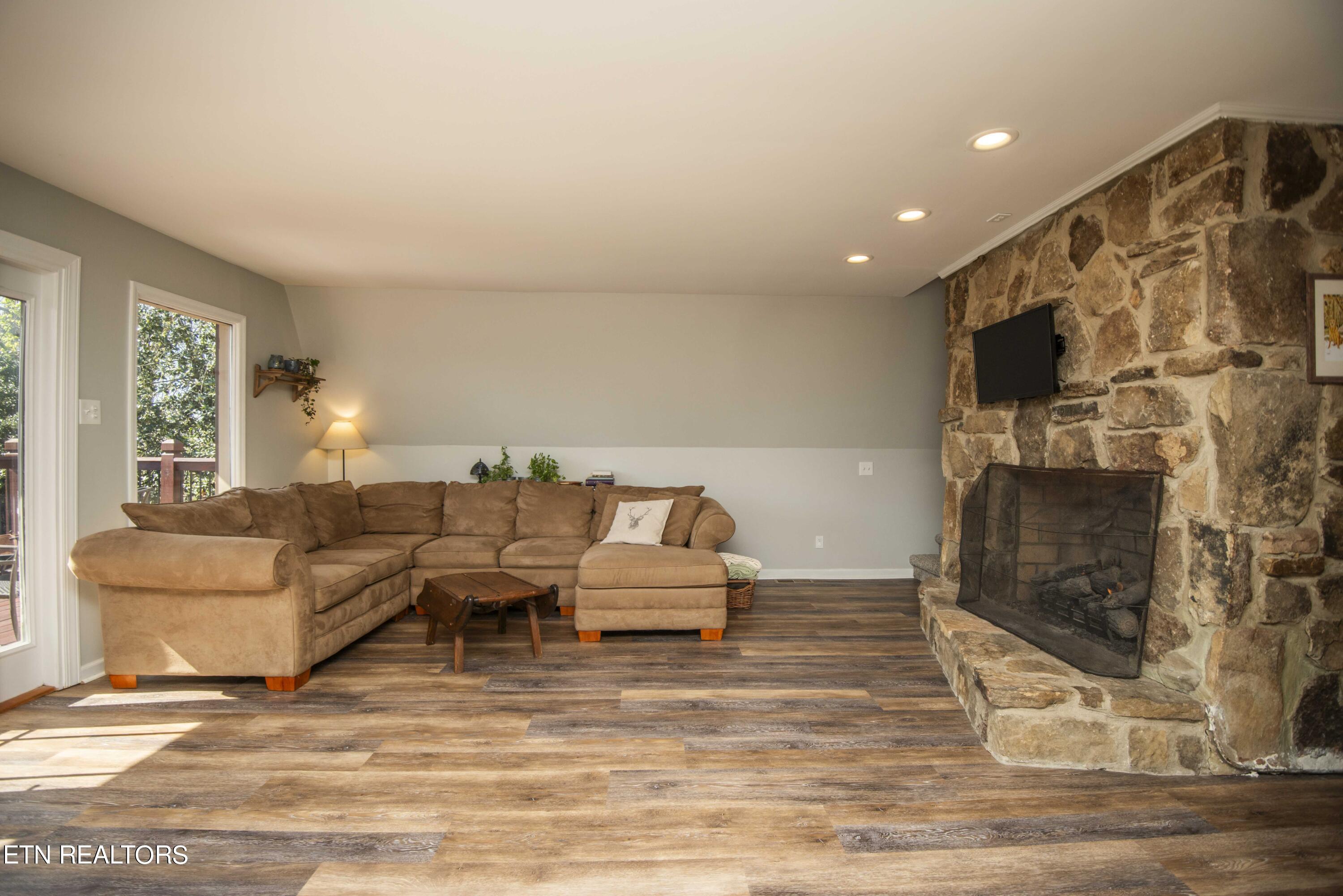 322 Ridgewood Drive Clinton, TN 37716 - Photo 10 of 58 living_1