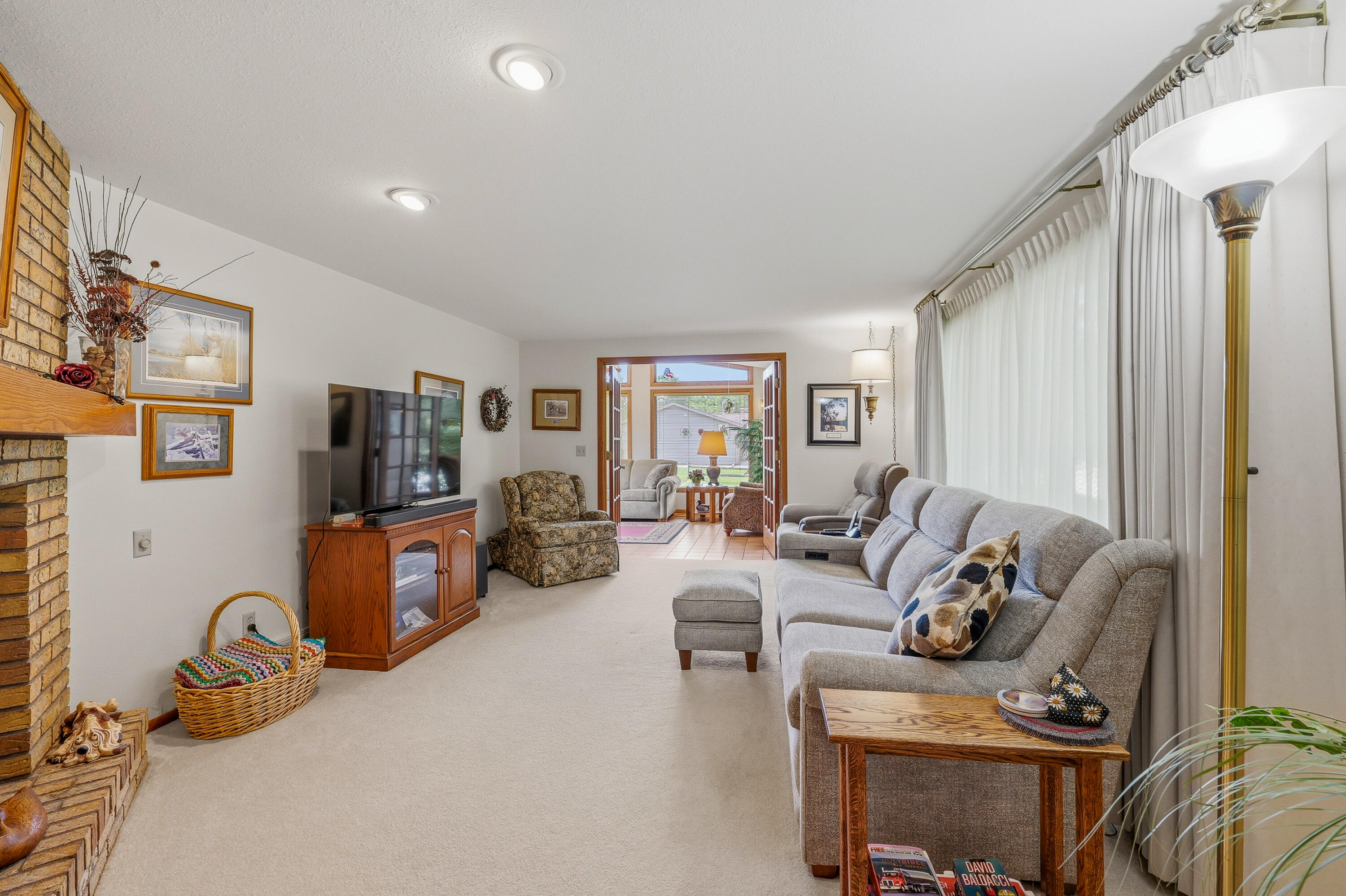 1237 Audubon Road Howards Grove, WI 53083 - Photo 7 of 31 Grand Living Room