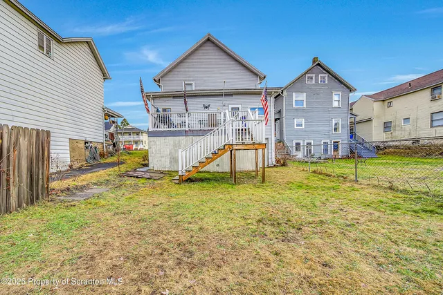 a house view with backyard space