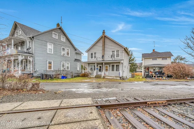 a view of a house with backyard and swimming pool