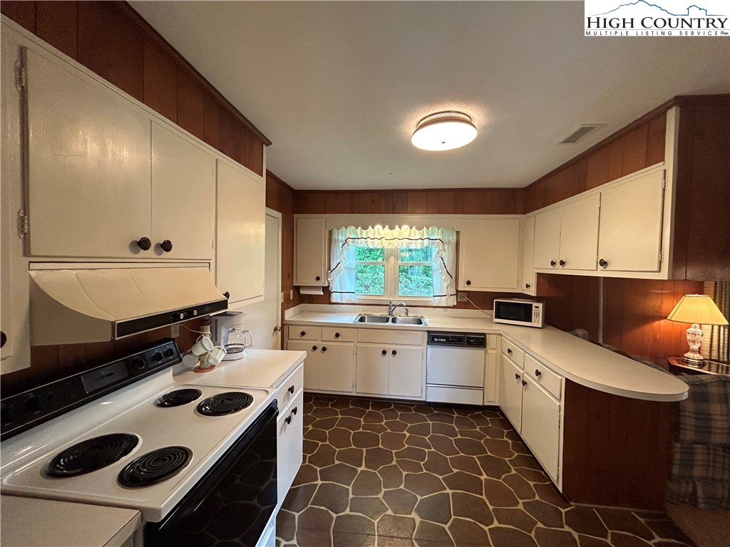 240 New River Heights Road Boone, NC 28607 - Photo 10 of 17 Gallery Image 10