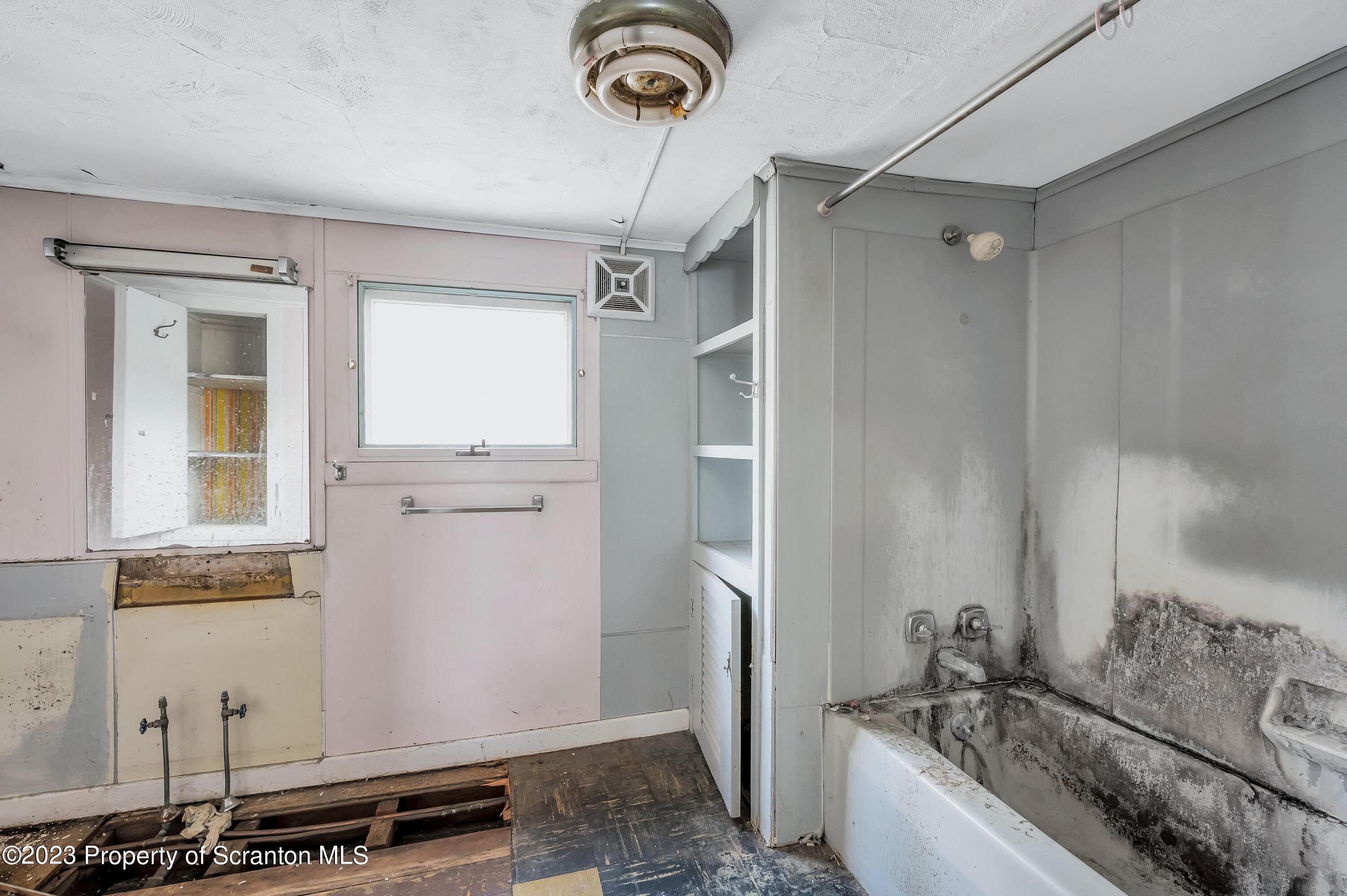 2043 Delaware Street Dunmore, PA 18512 - Photo 11 of 50