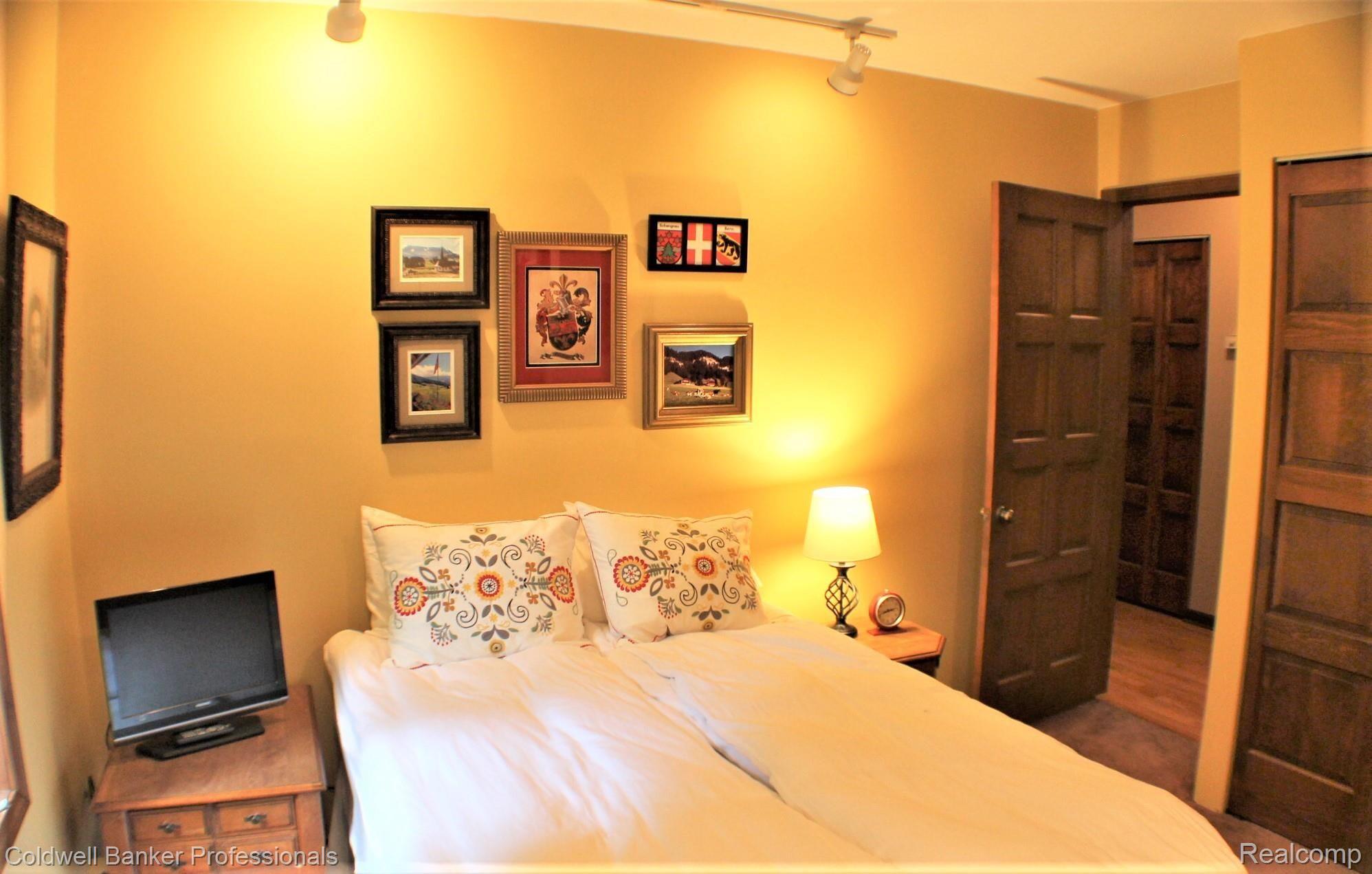 2321 Vernor Road Lapeer, MI 48446 - Photo 23 of 30 Guest Room