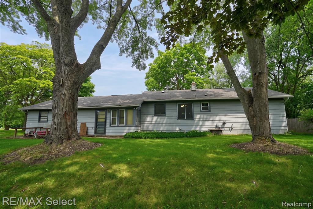 3323 East Carpenter Road Flint, MI 48506 - Photo 4 of 35