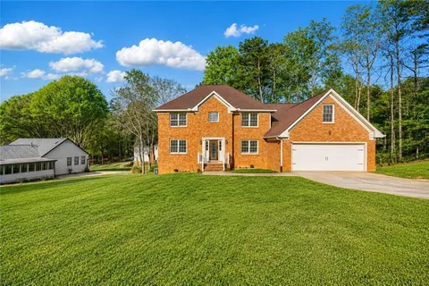 a view of a house with a yard