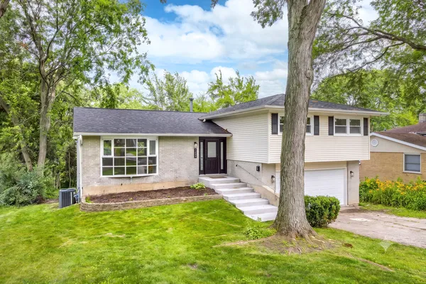$675,000 | 123 South Kainer Avenue, Barrington, IL 60010