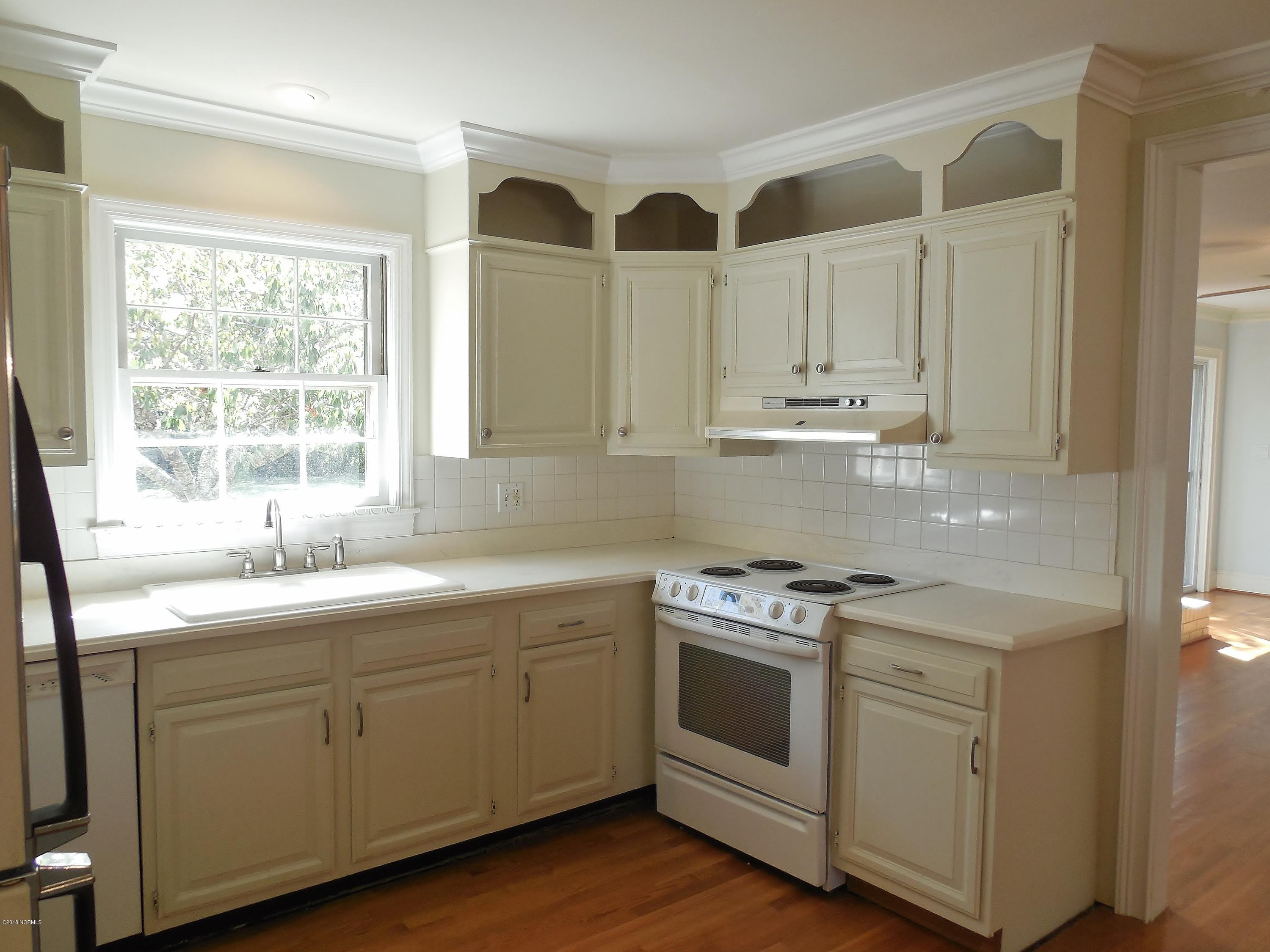 234 Tanbridge Road Wilmington, NC 28405 - Photo 9 of 22 Kitchen