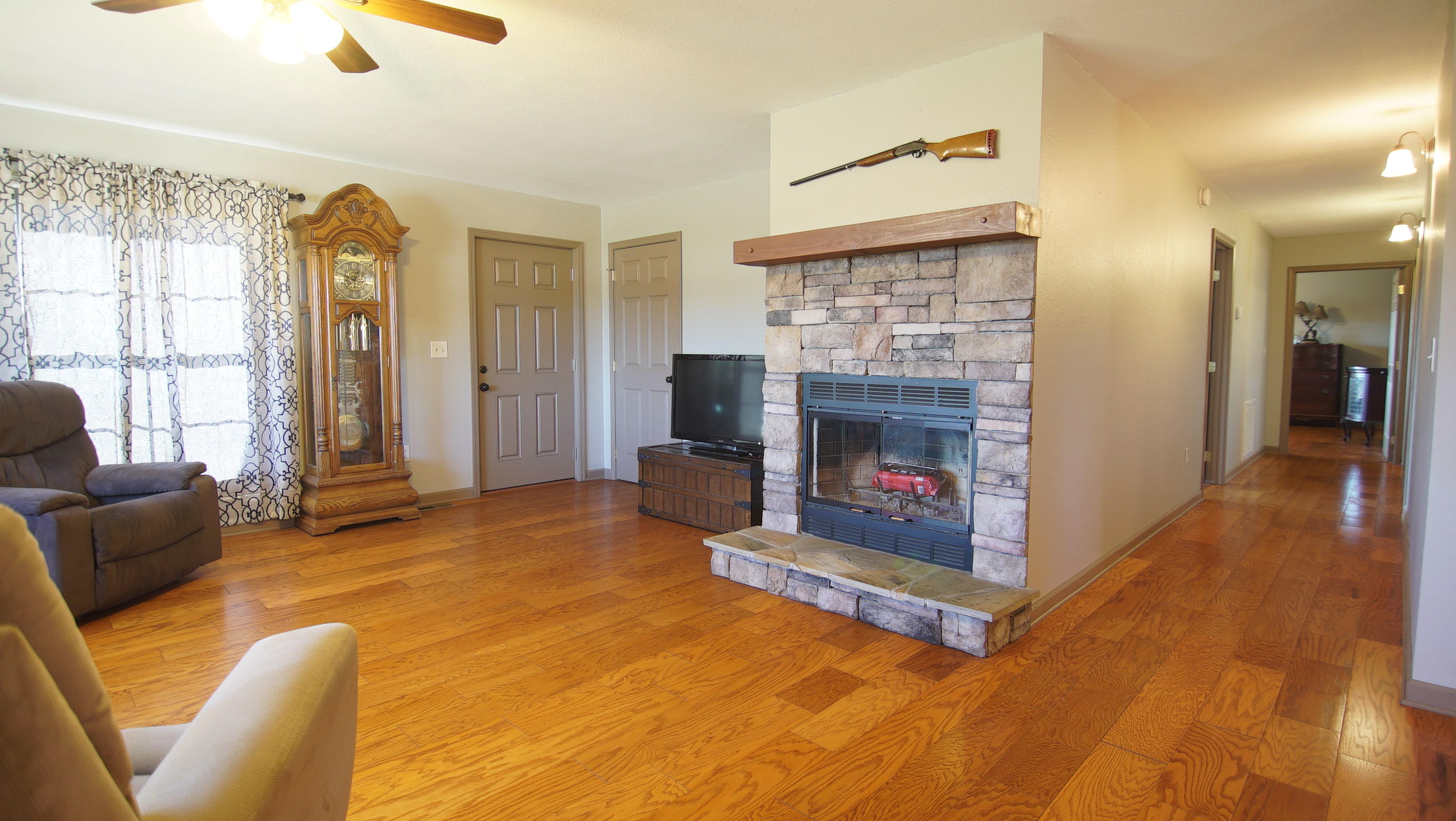5711 Sinking Creek Road Greenback, TN 37742 - Photo 15 of 38 Living room