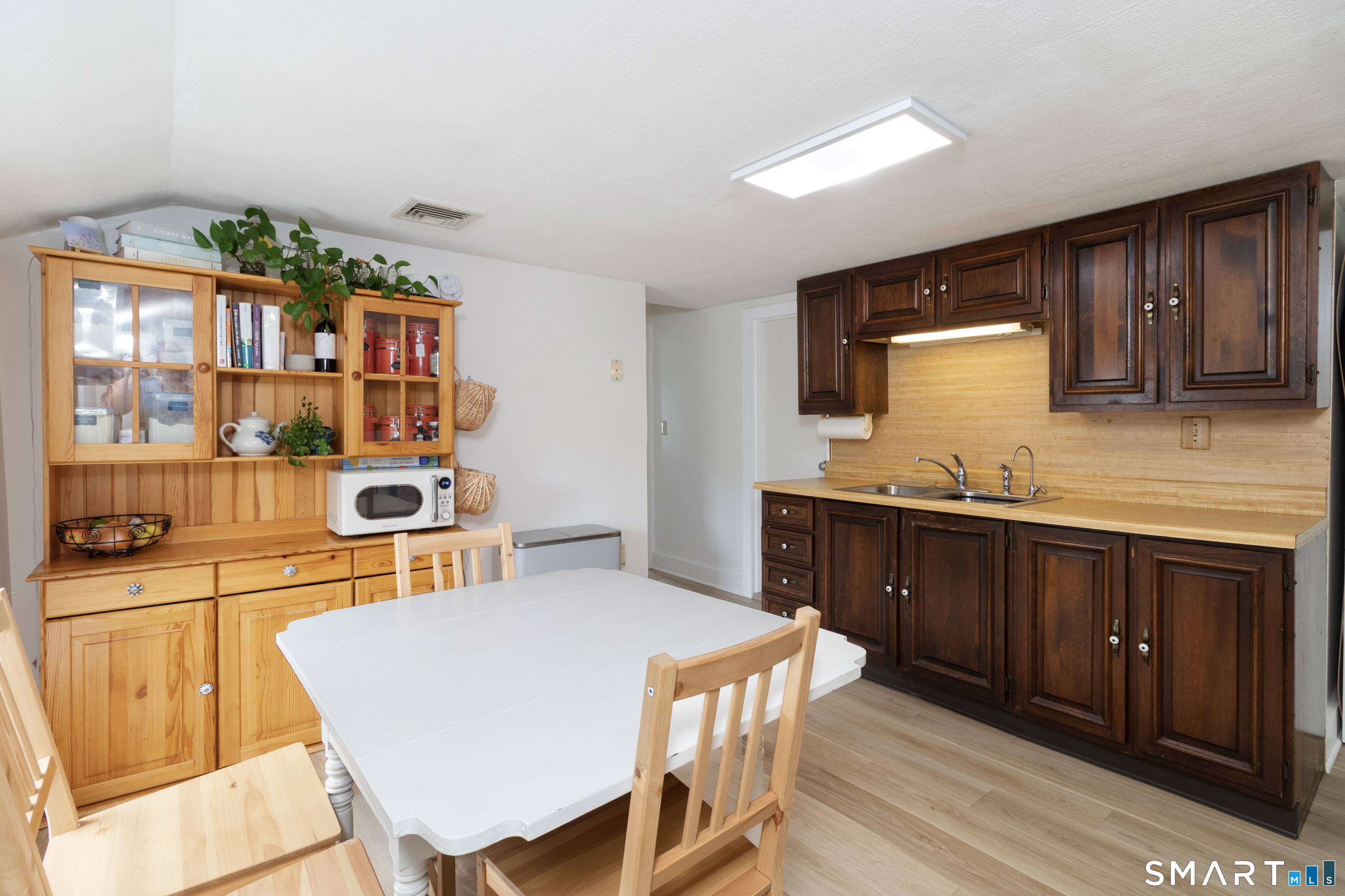 208 Boston Street Guilford, CT 06437 - Photo 7 of 37