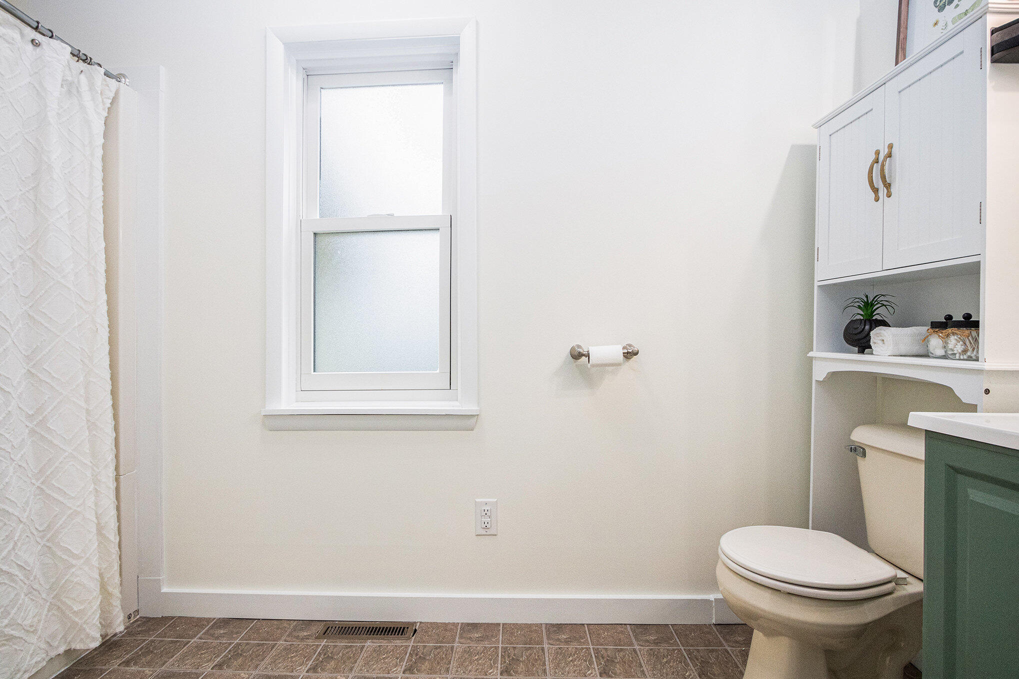 8400 Territorial Road Watervliet, MI 49098 - Photo 23 of 43 Main Floor Full BAth