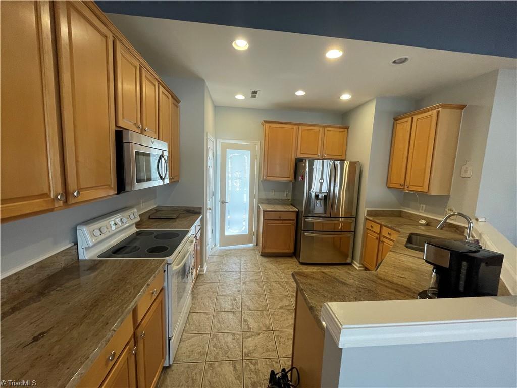 1579 Pondhaven Drive High Point, NC 27265 - Photo 16 of 46