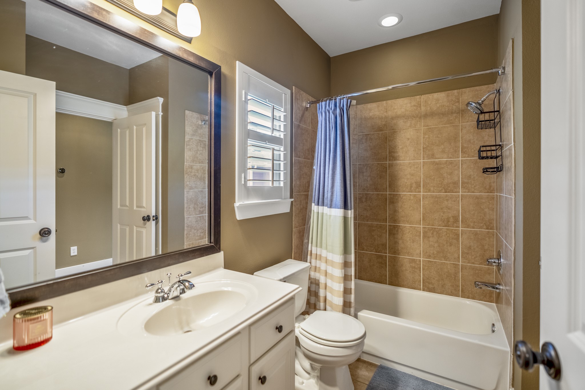905 West 23rd Street Houston, TX 77008 - Photo 27 of 46 Full bathroom serving secondary bedrooms with functional layout and convenient accessibility.