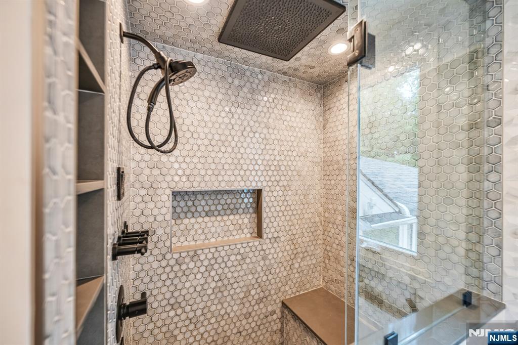 45 Jay Drive Paramus, NJ 07652 - Photo 24 of 41