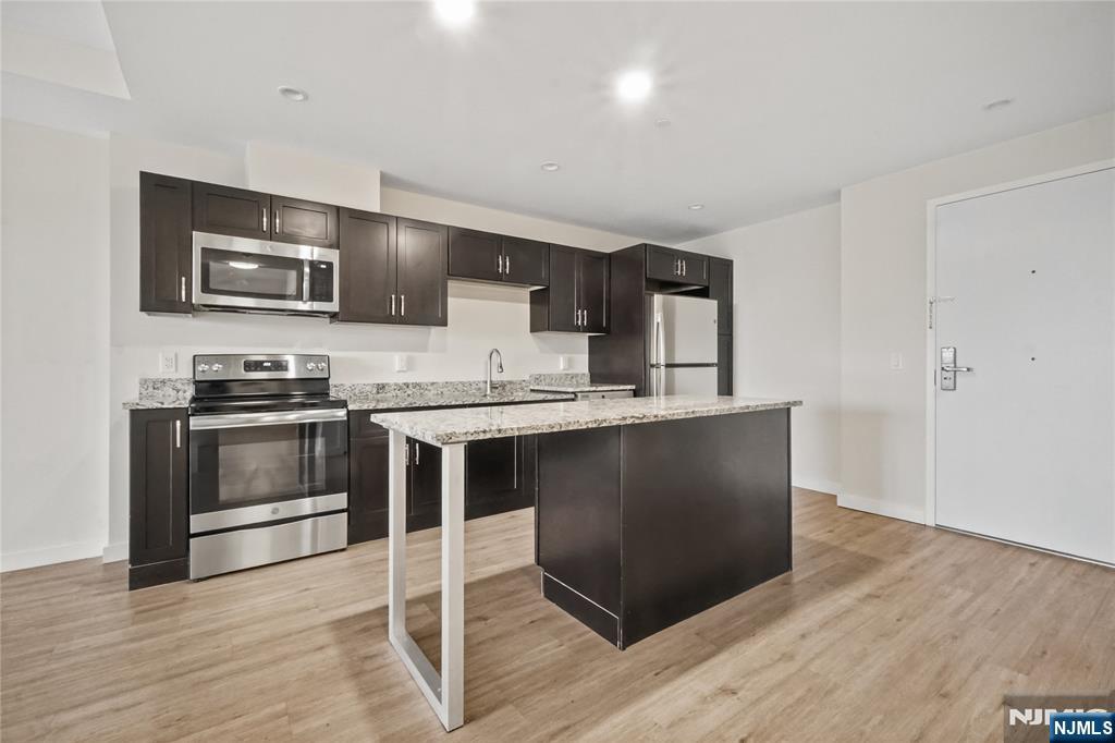 69 Main Street, Unit 1406 Fort Lee, NJ 07024 - Photo 4 of 32