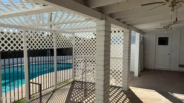 a view of a back yard