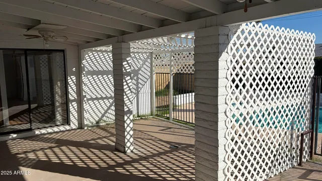 a view of a backyard