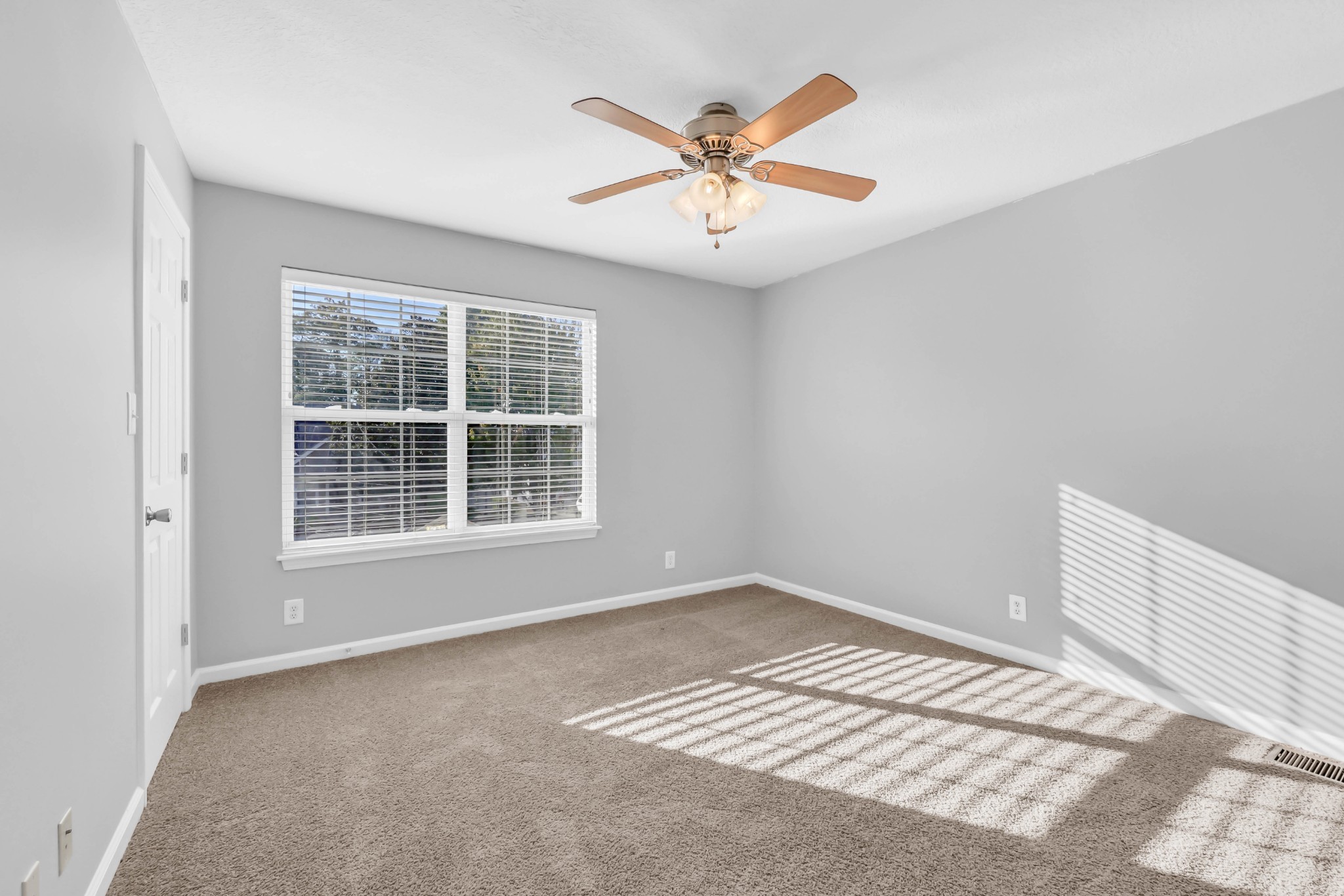 116 Alexander Boulevard Clarksville, TN 37040 - Photo 25 of 33 an empty room with cabinet and windows