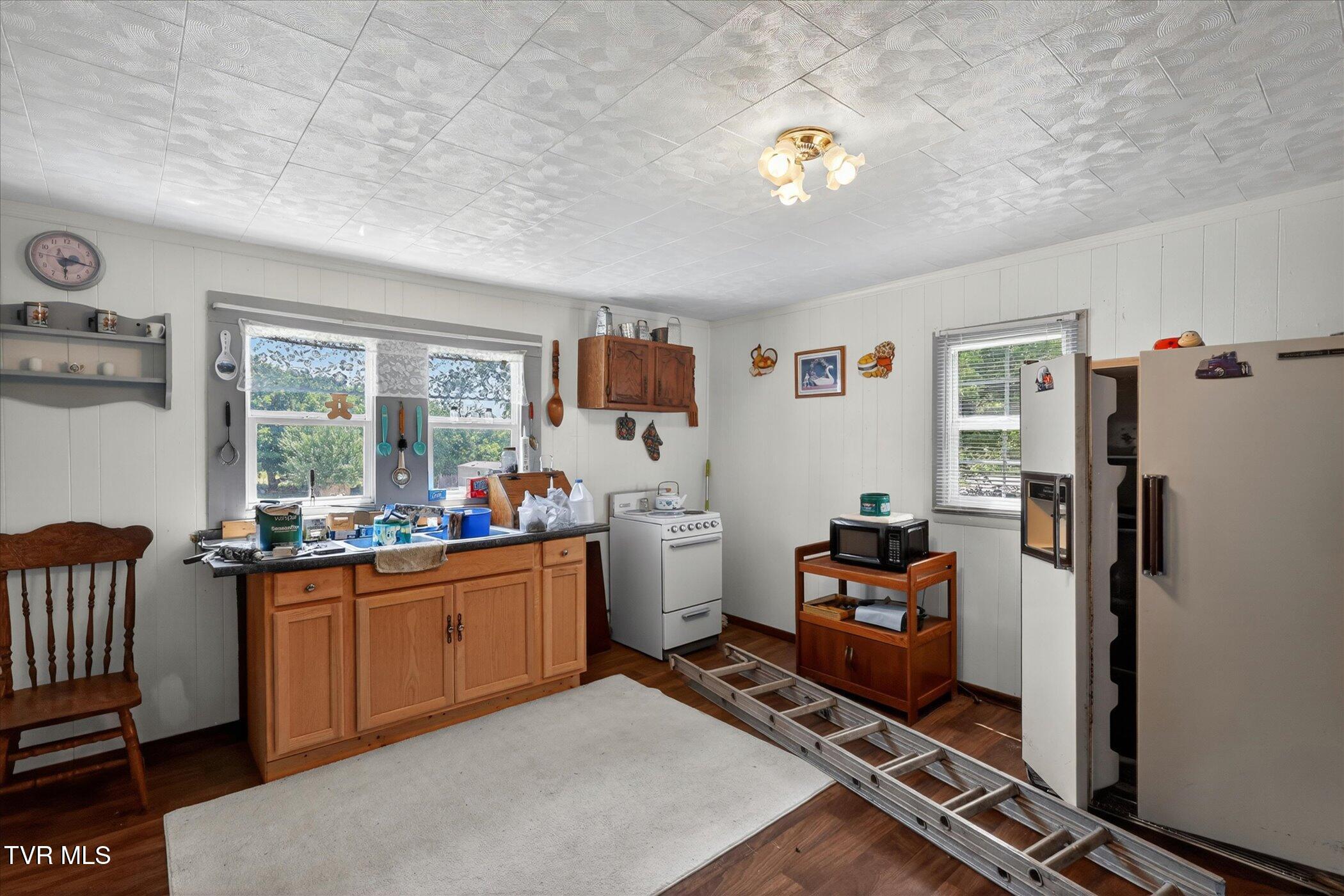 465 Mulberry Road Greeneville, TN 37745 - Photo 6 of 14 09-465-Mulberry-Rd-Greeneville-WindowSti