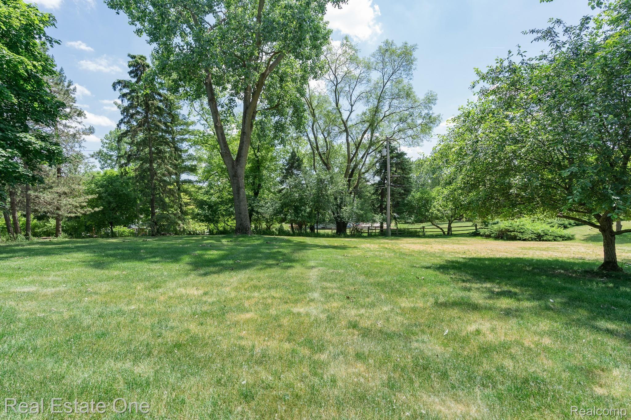 781 Dutton Road Rochester, MI 48306 - Photo 30 of 33 BEAUTIFUL YARD