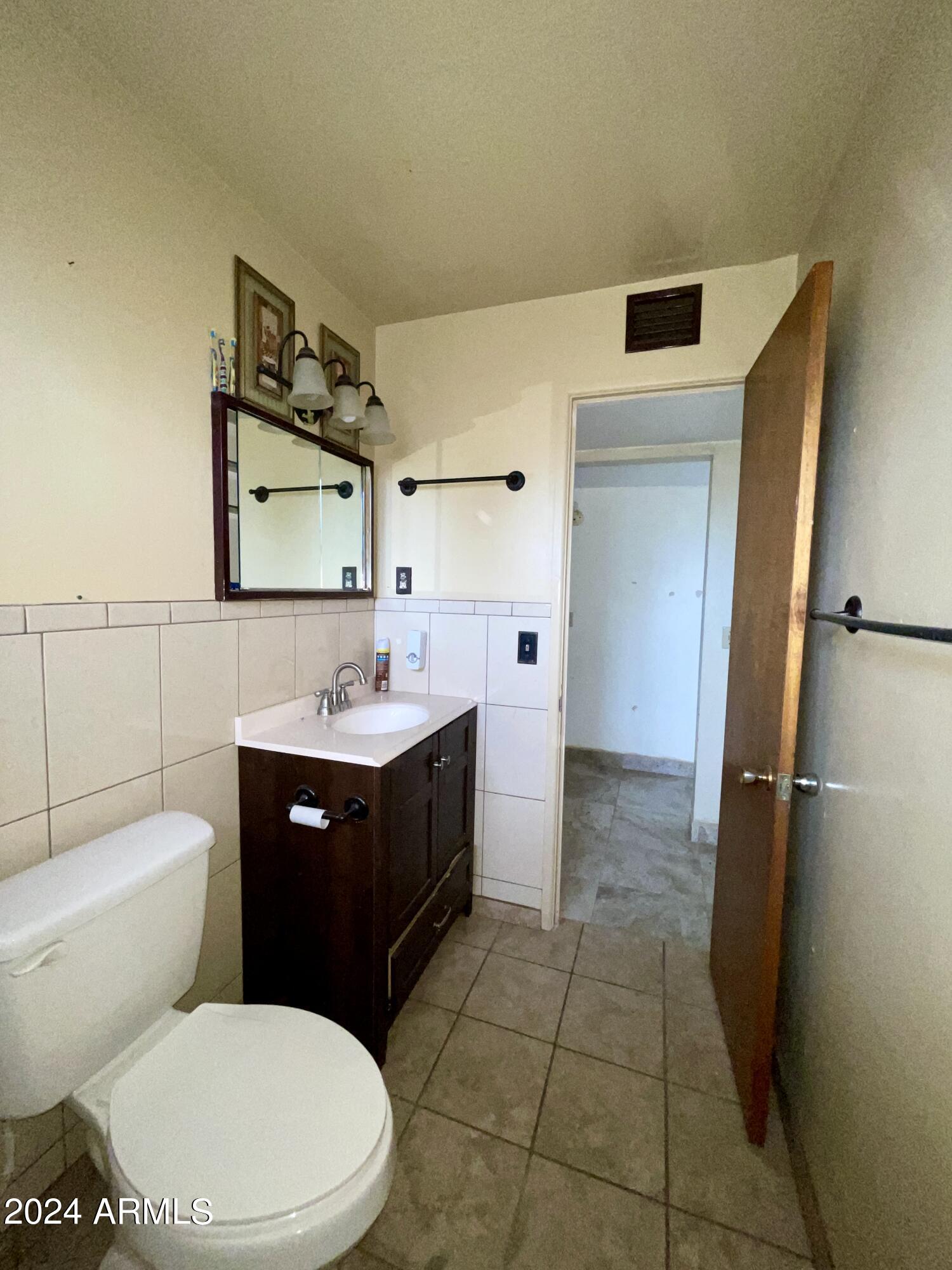 2602 6th Green Street Douglas, AZ 85607 - Photo 11 of 27 Bathroom 2