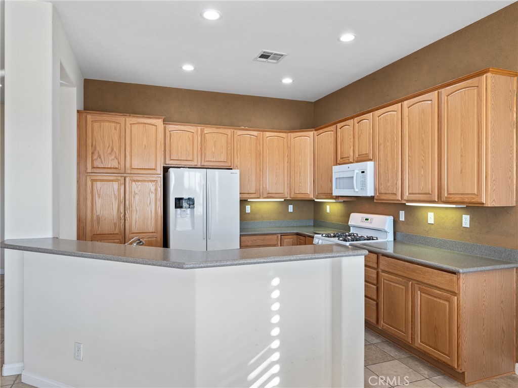 10446 Bridge Haven Road Apple Valley, CA 92308 - Photo 15 of 52