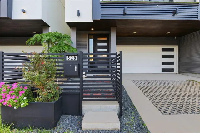 a view of entryway with a front door