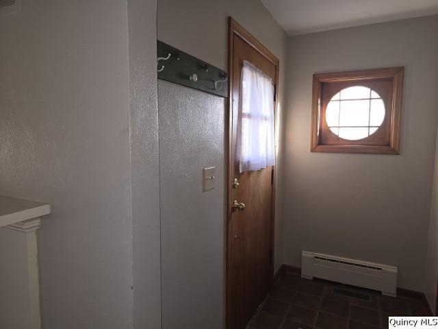 825 Augusta Road Carthage, IL 62321 - Photo 2 of 27 a bathroom with a bathtub