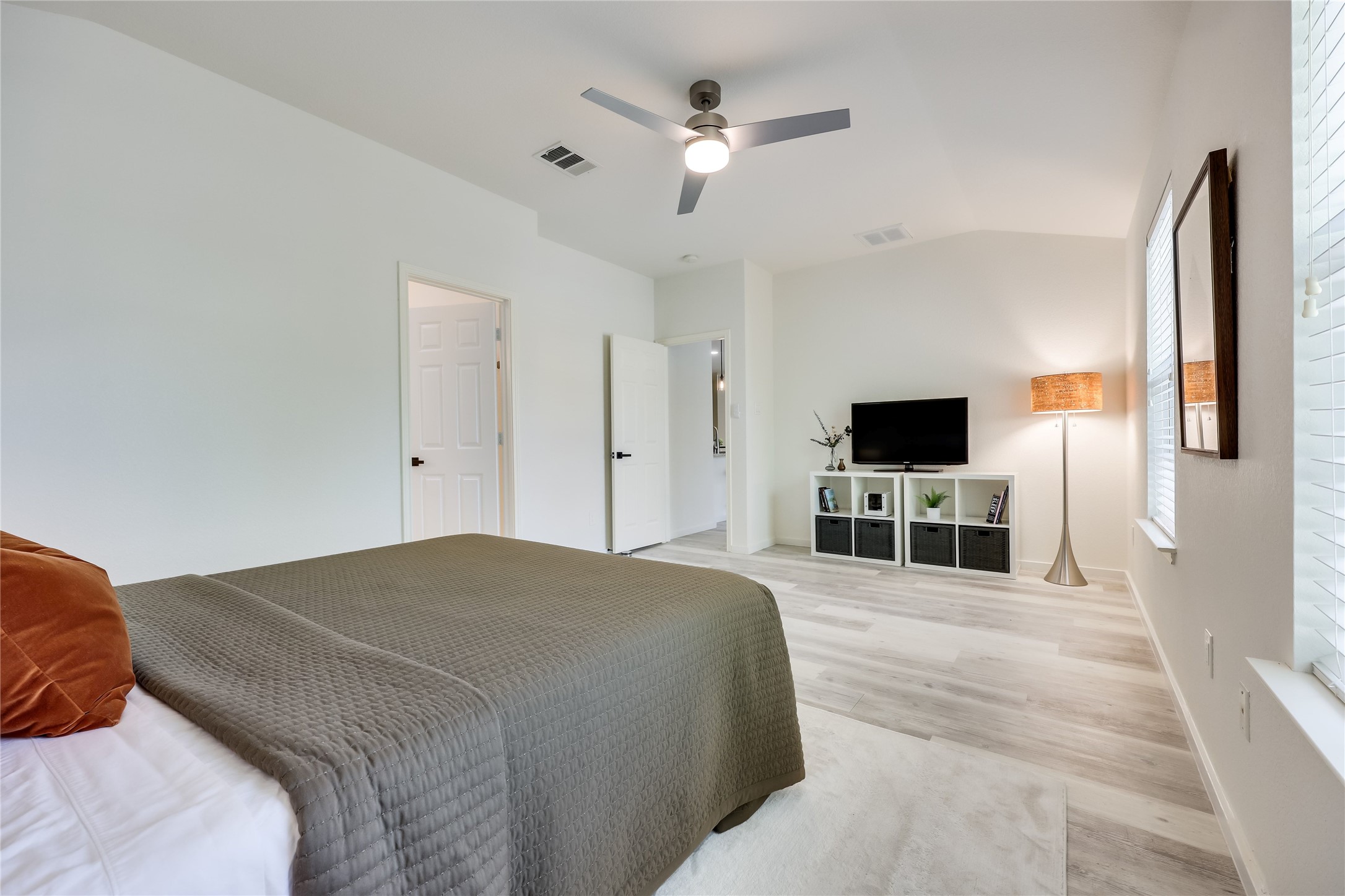1900 Scofield Ridge Parkway, Unit 501 Austin, TX 78727 - Photo 16 of 31 a view of a livingroom with a flat screen tv