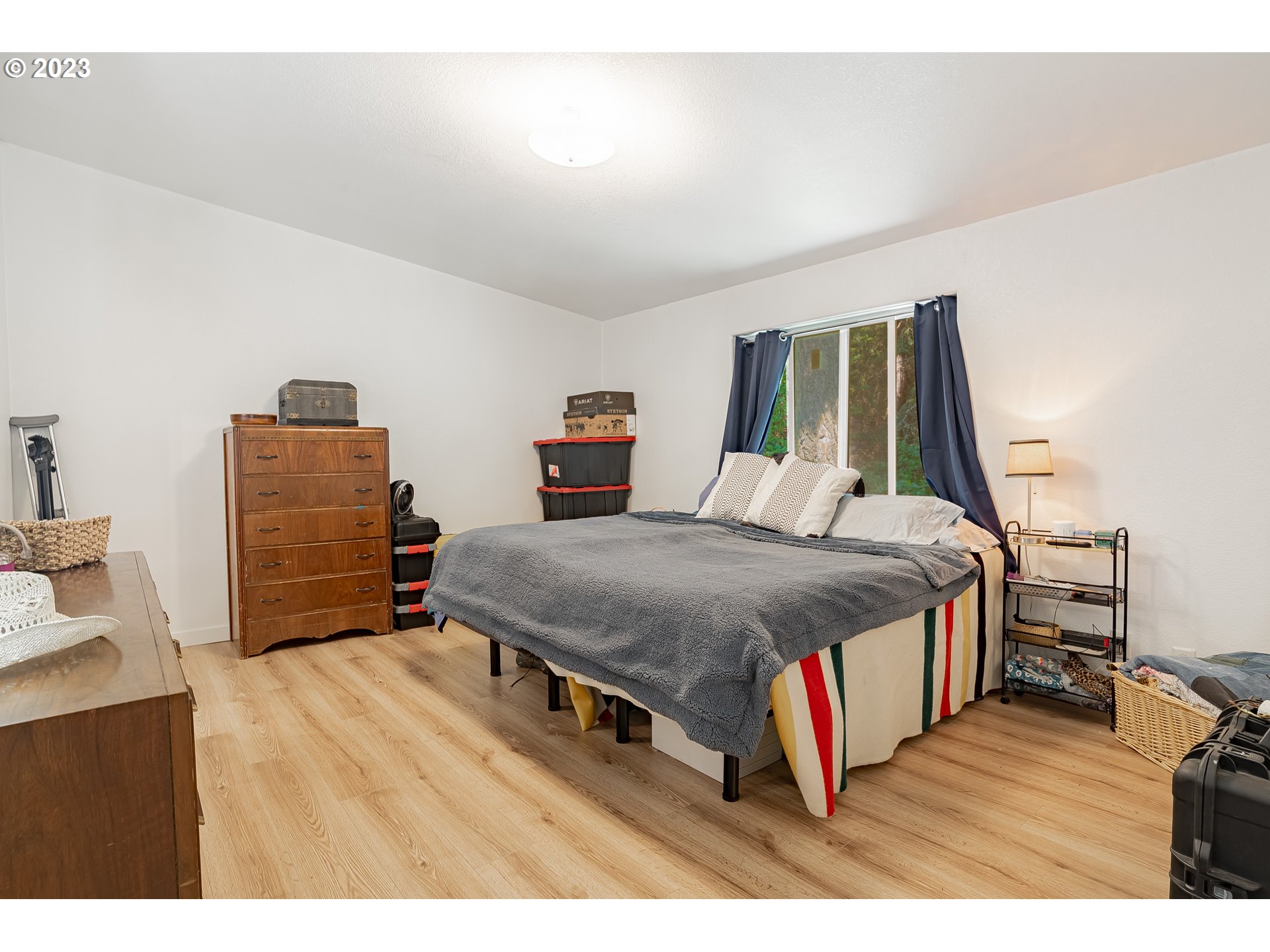 21 Nash Road White Salmon, WA 98672 - Photo 14 of 46 a spacious bedroom with a bed and a flat screen tv