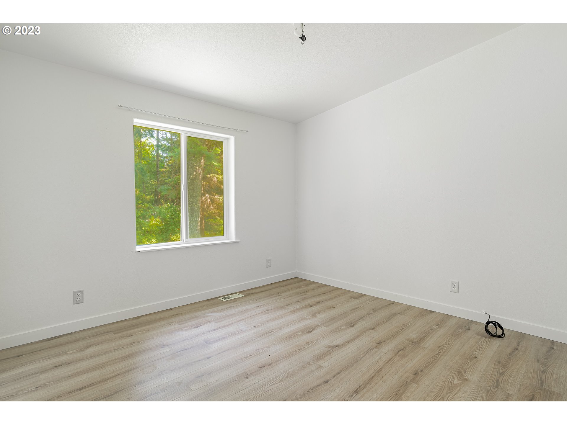21 Nash Road White Salmon, WA 98672 - Photo 20 of 46 an empty room with wooden floor and windows