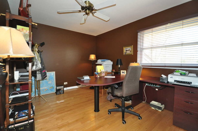 4N350 Walter Road Addison, IL 60101 - Photo 14 of 25 a workspace with furniture