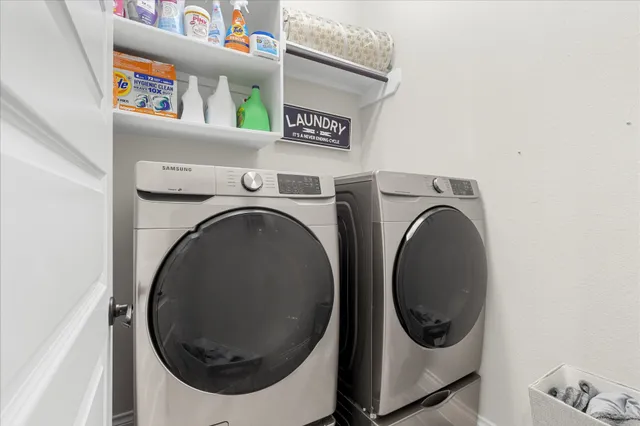 a close up view of a washer and dryer