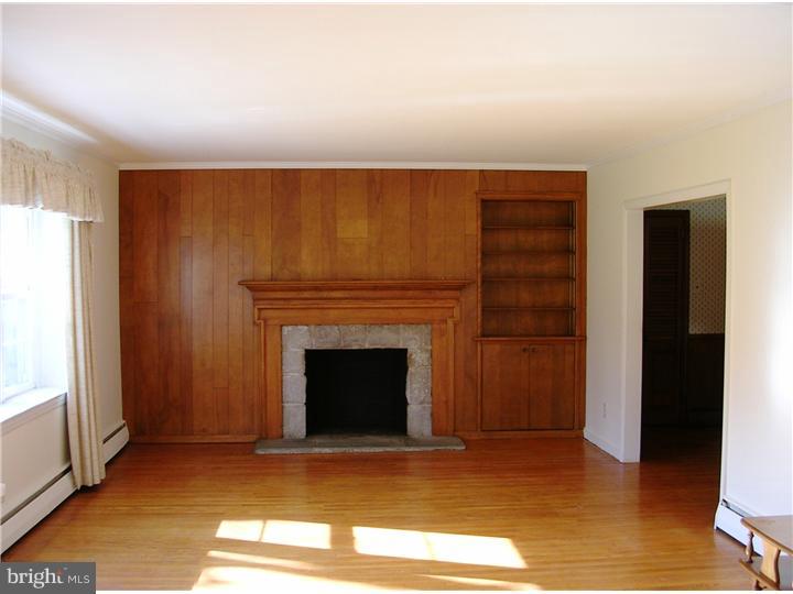 142 Beechwood Road Newtown Square, PA 19073 - Photo 2 of 9 Living Room