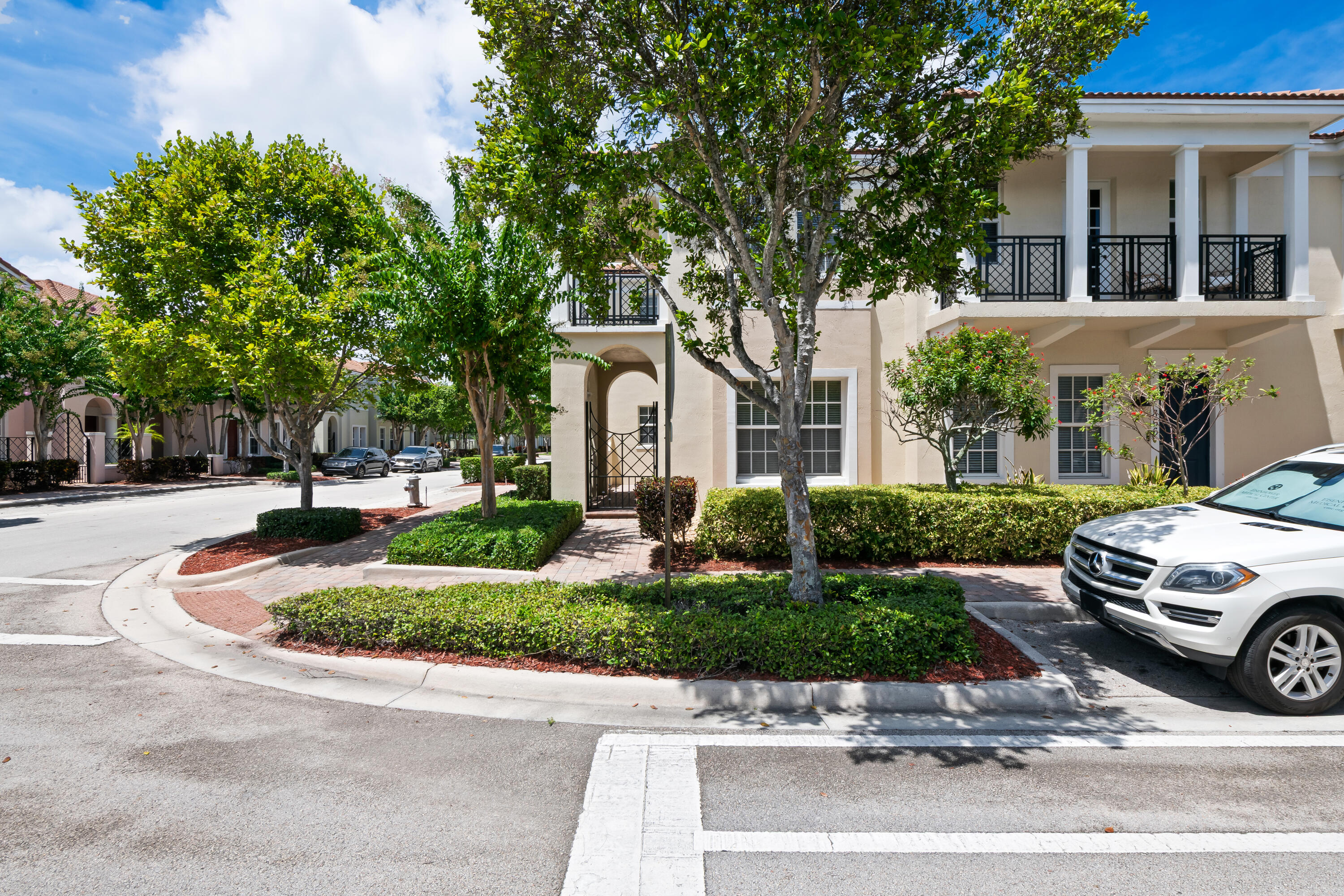870 Northwest 83rd Lane Boca Raton, FL 33487 - Photo 2 of 28 DSC_7447
