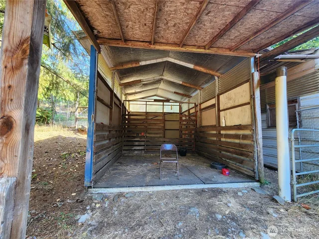 a view of a house with backyard