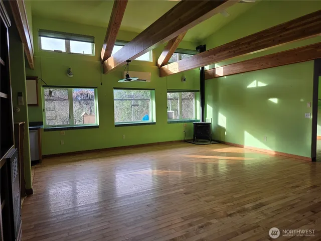 a view of empty room with window
