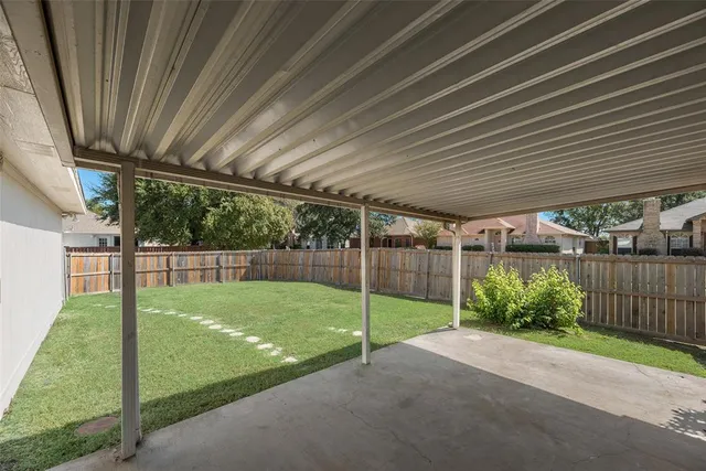 a view of a backyard