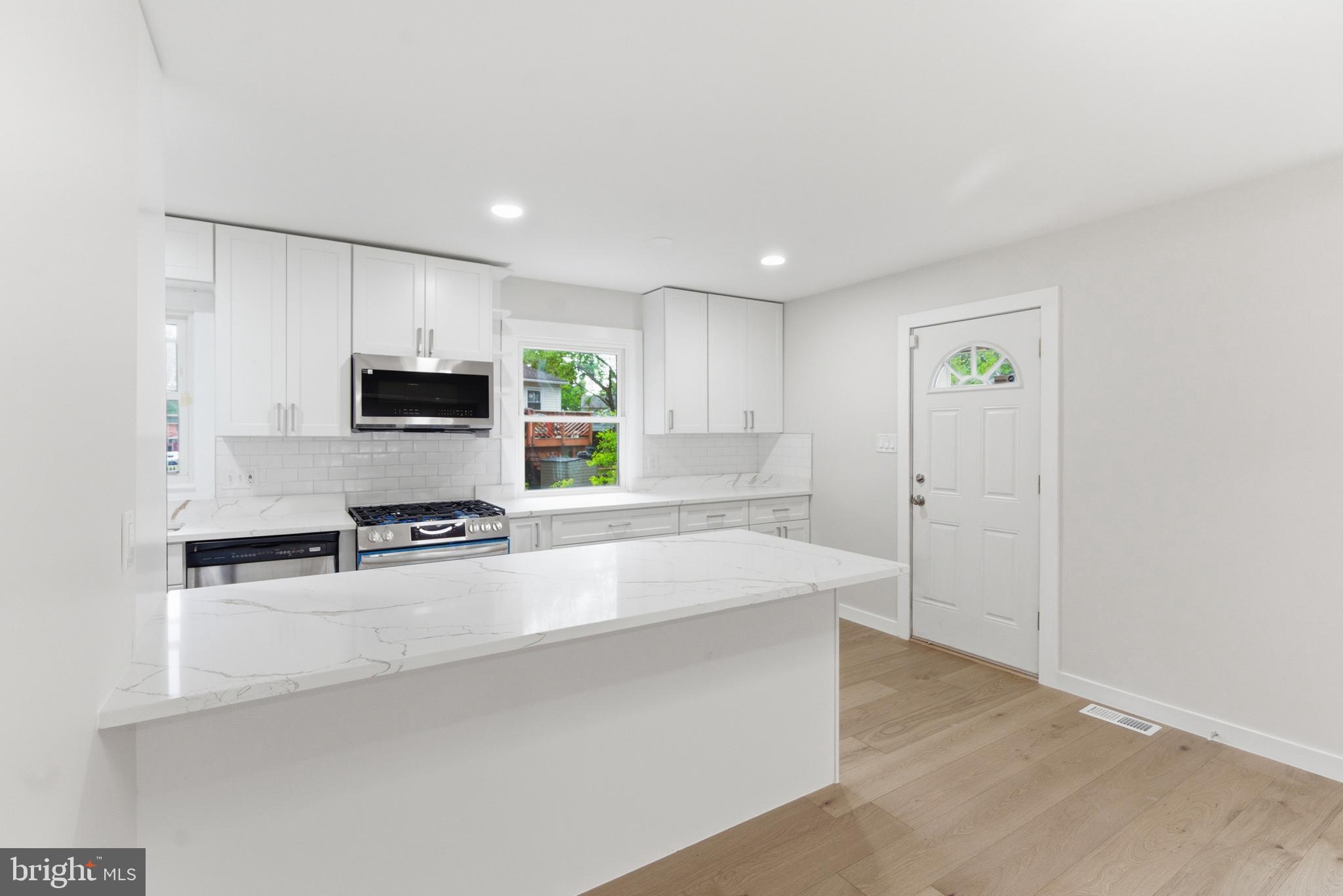 4312 Lees Corner Road Chantilly, VA 20151 - Photo 15 of 36 Kitchen Island