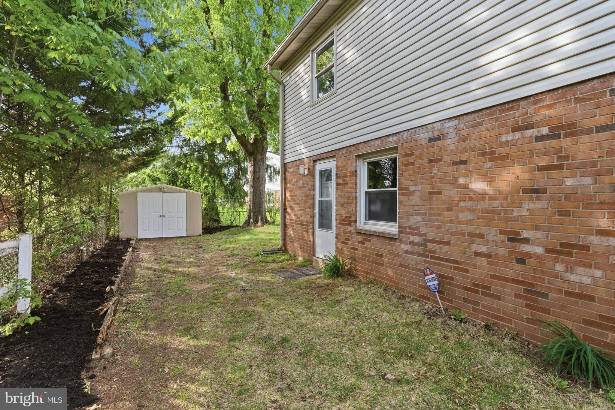 4312 Lees Corner Road Chantilly, VA 20151 - Photo 5 of 36 Lefthand side of the house