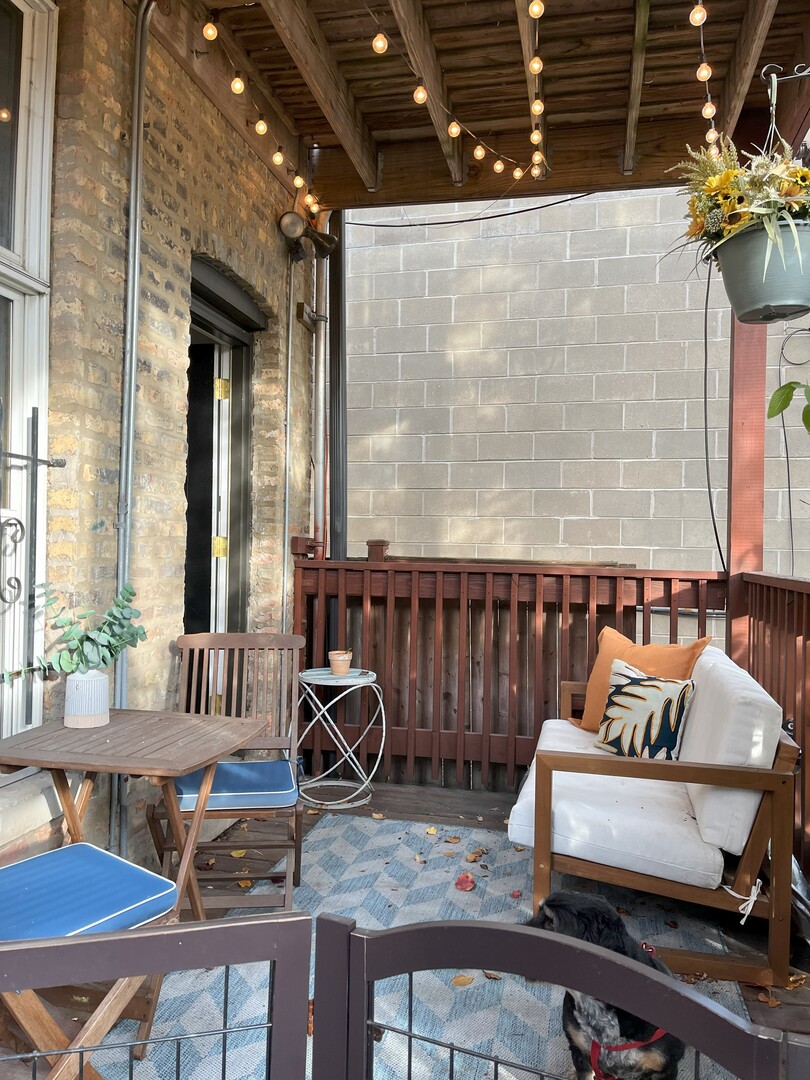 Undisclosed Address Chicago, IL 60622 - Photo 17 of 17 a living room with furniture and a potted plant
