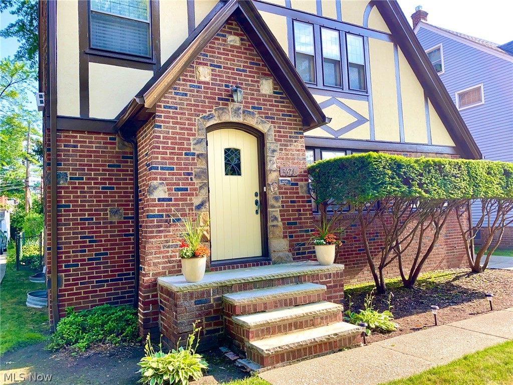 3626 Cedarbrook Road Cleveland, OH 44118 - Photo 4 of 35