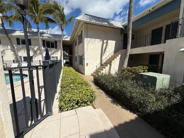 $1,800 | 8607 Southwest 68th Court, Unit 24, Pinecrest, FL 33156