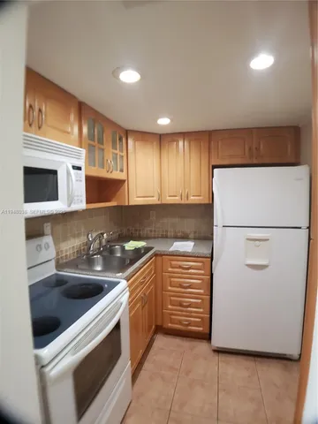 $1,800 | 8607 Southwest 68th Court, Unit 24, Pinecrest, FL 33156